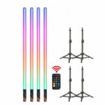 Lot de quatre tubes néon LED pratiques et ajustables Lot de quatre tubes néon LED pratiques et ajustables avec trépieds et télécommande sur fond blanc