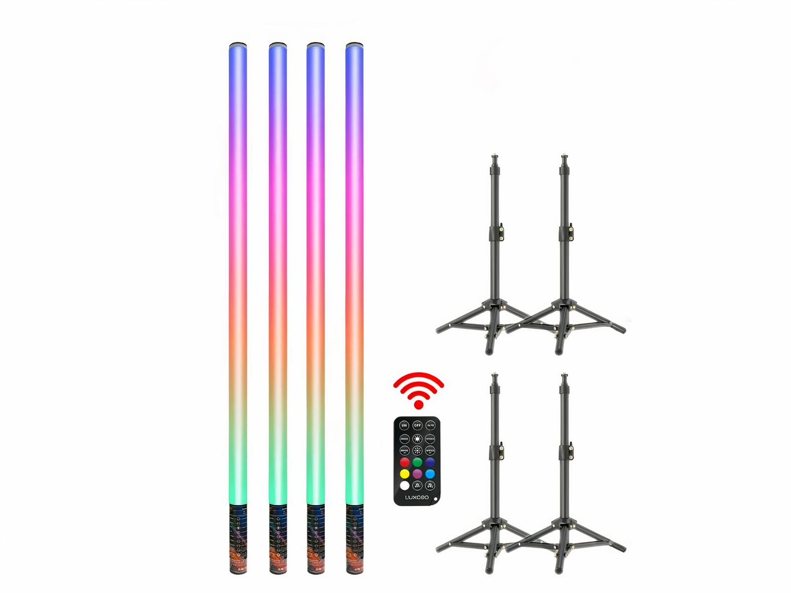 Lot de quatre tubes néon LED pratiques et ajustables avec trépieds et télécommande sur fond blanc