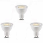 Lot de trois ampoules LED GU10 à tête ronde Lot de trois ampoules LED GU10 à tête ronde sur fond blanc