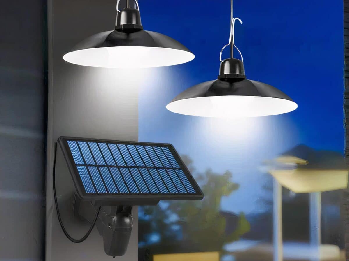 Lot deux lampes LED solaires suspendues avec télécommande Lot deux lampes LED solaire allumées, suspendues dans un jardin, il fait presque nuit.