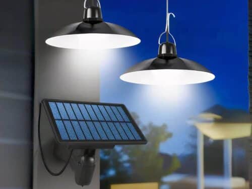 Lot deux lampes LED solaire allumées, suspendues dans un jardin, il fait presque nuit.
