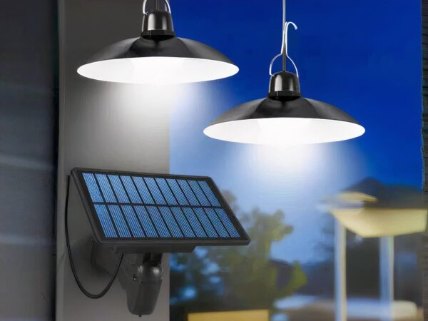 Lot deux lampes LED solaire allumées, suspendues dans un jardin, il fait presque nuit.