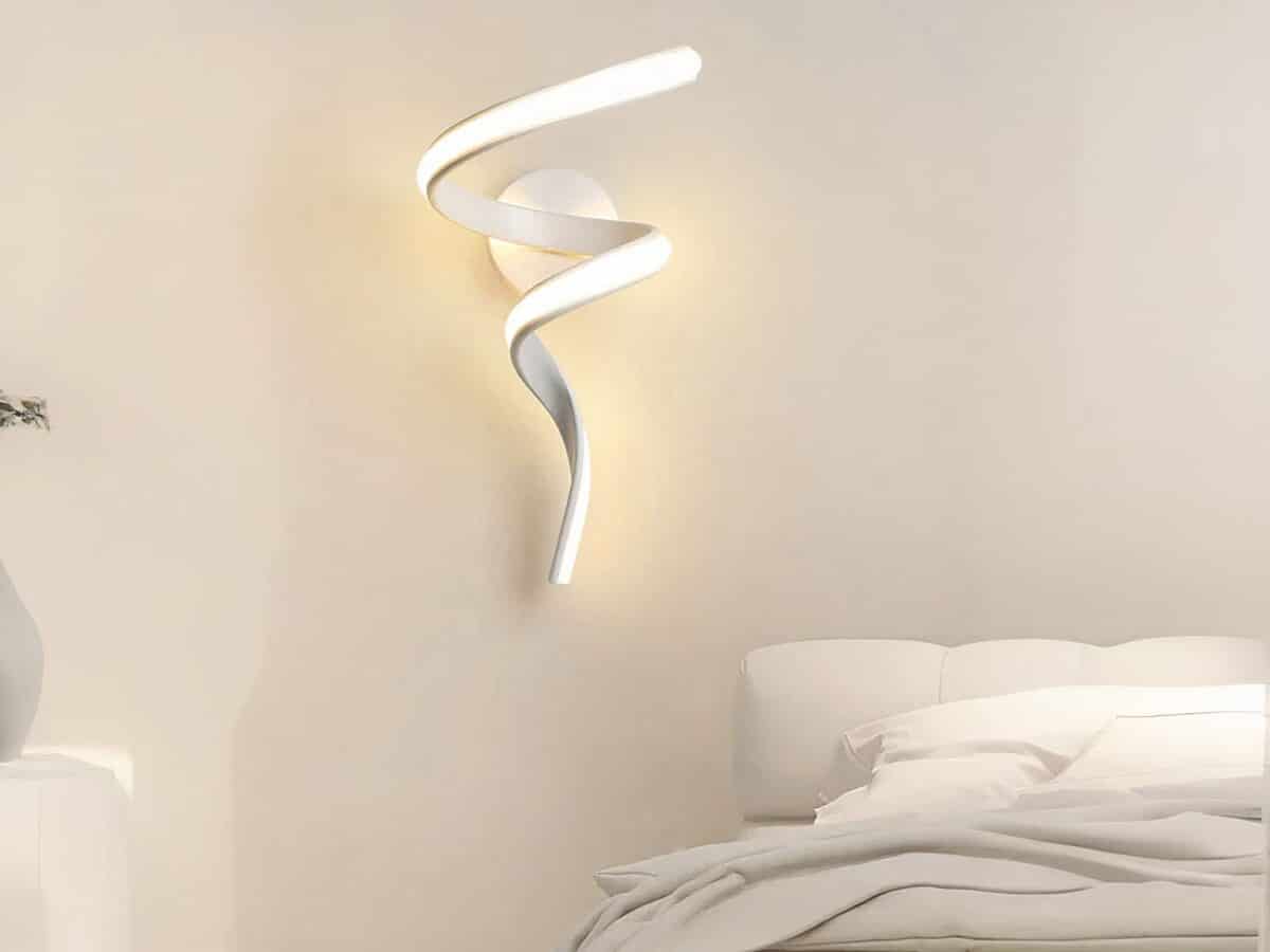 Luminaire LED mural blanc chic et élégant Luminaire LED mural blanc chic et élégant allumé dans une chambre