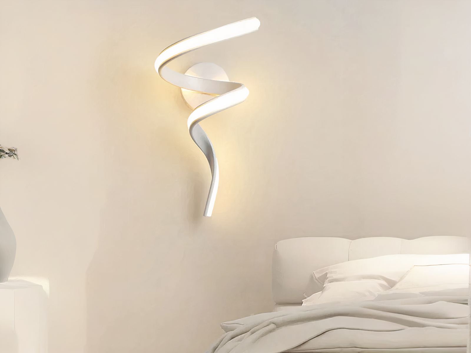 Luminaire LED mural blanc chic et élégant allumé dans une chambre