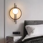 Luminaire LED mural design et moderne allumé dans une chambre à côté d'un lit