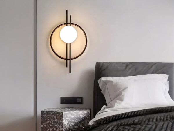 Luminaire LED mural design et moderne allumé dans une chambre à côté d'un lit