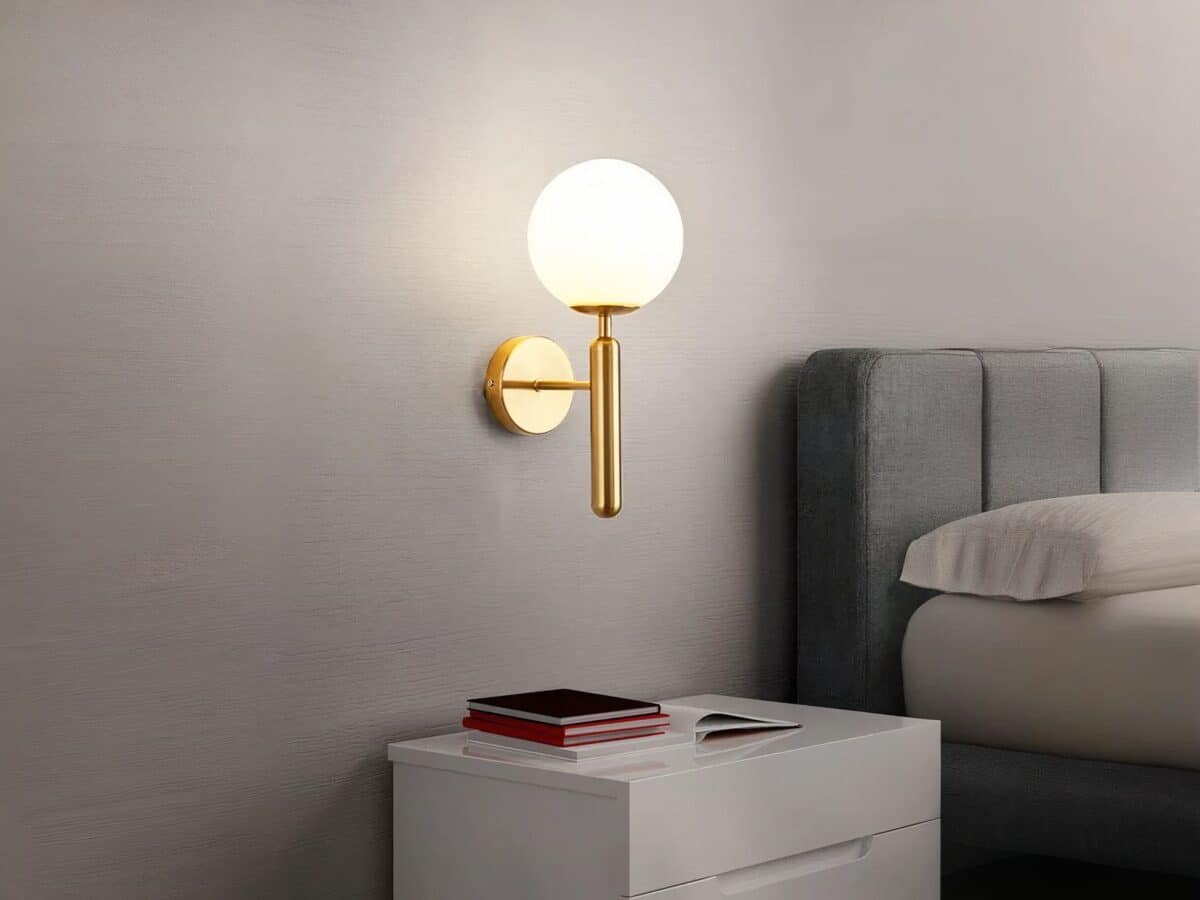 Luminaire LED mural doré au design chic et moderne Luminaire LED mural doré au design chic et moderne allumé dans une chambre