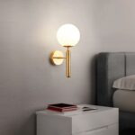 Luminaire LED mural doré au design chic et moderne Luminaire LED mural doré au design chic et moderne allumé dans une chambre