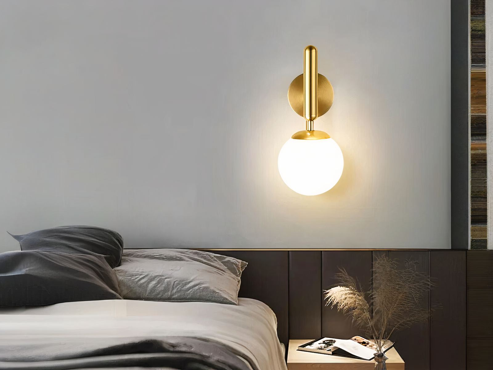 Luminaire LED mural doré au design chic et moderne