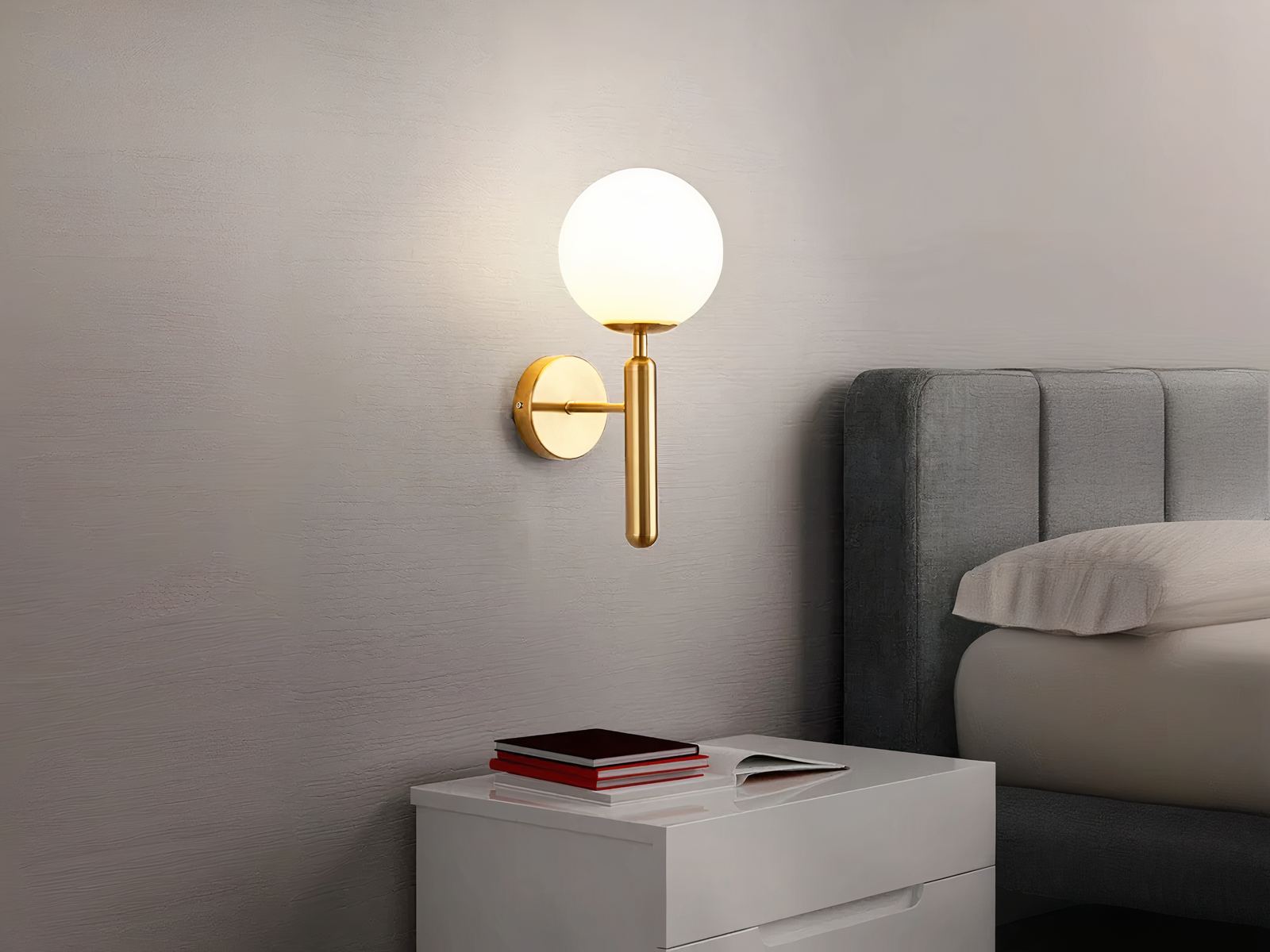 Luminaire LED mural doré au design chic et moderne allumé dans une chambre