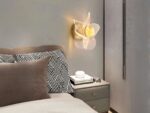 Luminaire LED mural élégant au style luxueux allumé dans une chambre