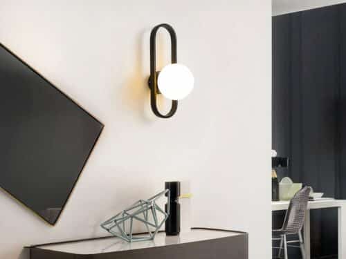 Luminaire LED mural moderne en acier durable allumé dans un salon
