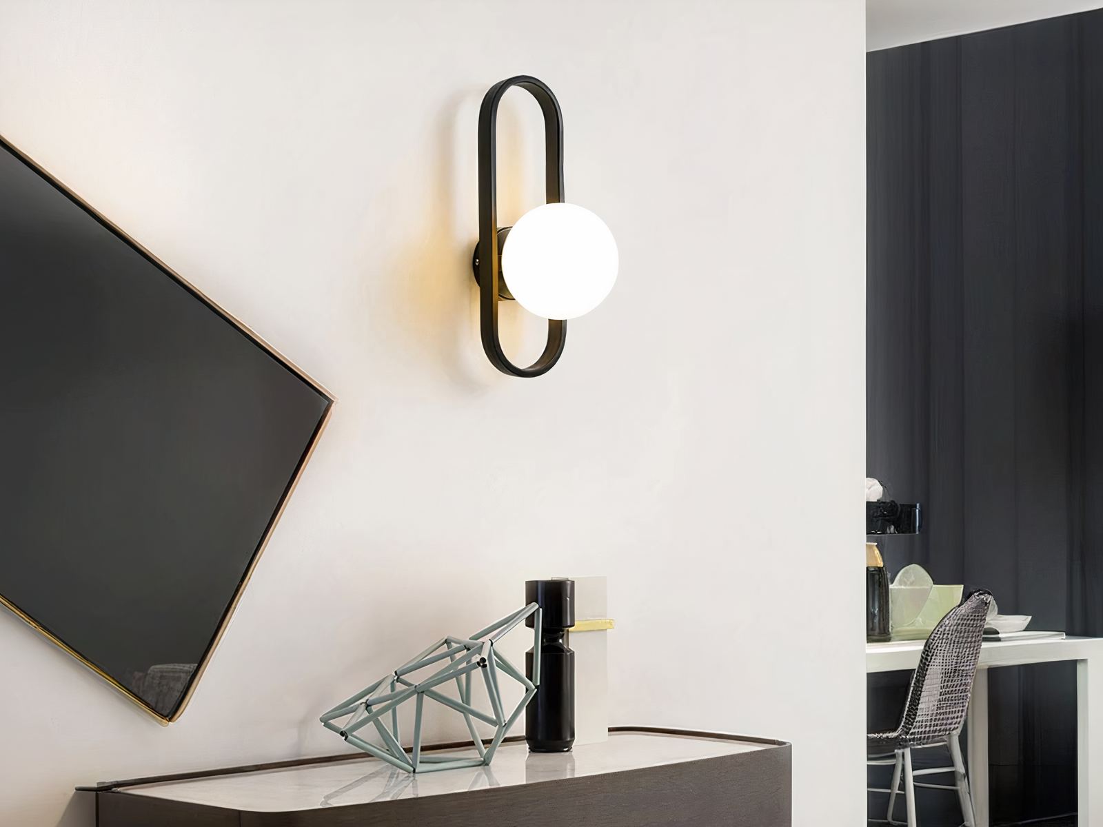 Luminaire LED mural moderne en acier durable allumé dans un salon