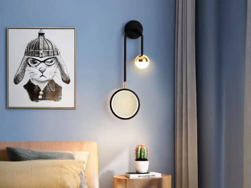 Luminaire LED mural moderne et décoratif allumé sur un mur dans une chambre