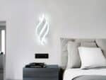 Luminaire LED mural moderne et design en spirale allumé dans une chambre