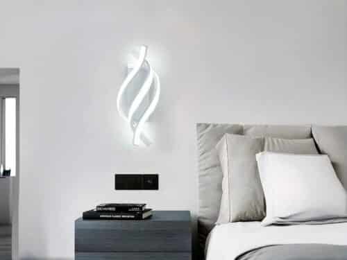 Luminaire LED mural moderne et design en spirale allumé dans une chambre