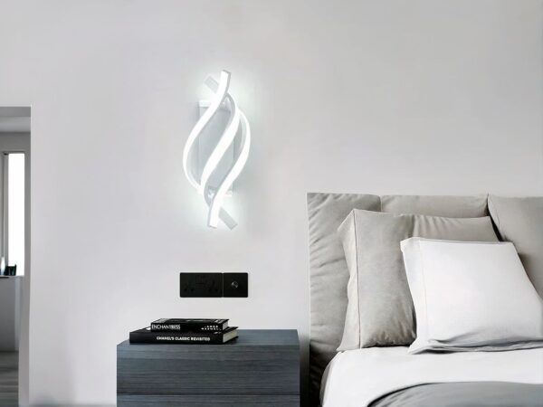 Luminaire LED mural moderne et design en spirale allumé dans une chambre