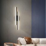 Luminaire LED mural noir décoratif et minimaliste Luminaire LED mural noir décorative et minimaliste allumé dans un salon moderne