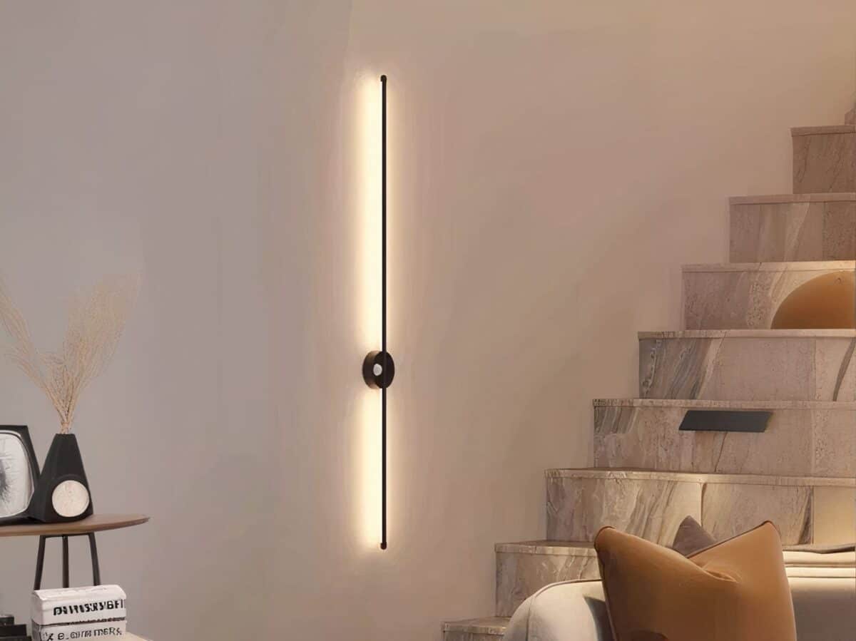 Luminaire LED mural noir élégant et épuré Luminaire LED mural noir élégant et épuré allumé sur un mur