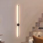 Luminaire LED mural noir élégant et épuré Luminaire LED mural noir élégant et épuré allumé sur un mur