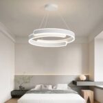 Lustre LED cercle original blanc suspendu Lustre LED cercle original blanc suspendu au-dessus d'un lit.