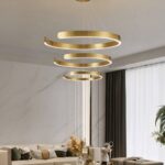 Lustre LED trio circulaire suspendu Lustre LED trio circulaire suspendue doré, installé dans un salon.