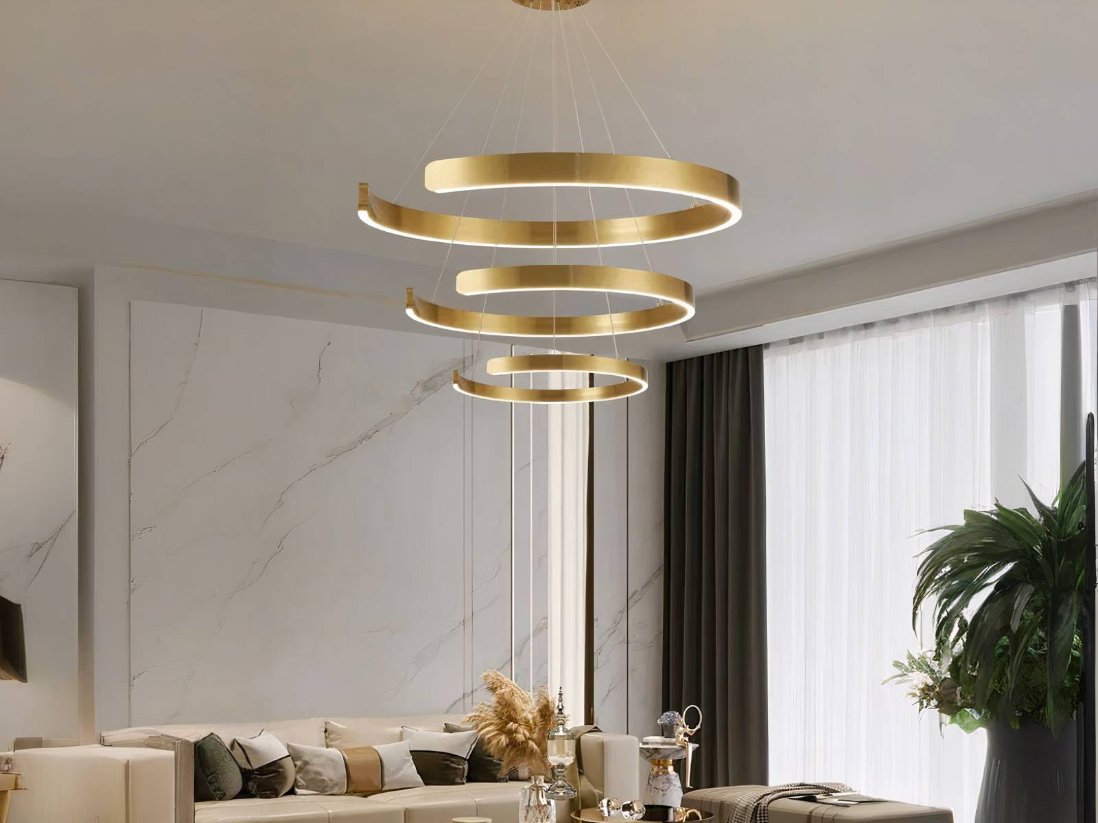 Lustre LED trio circulaire suspendue doré, installé dans un salon.