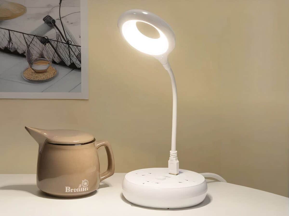 Mini lampe LED design flexible blanche USB Mini lampe LED design flexible blanche USB, sur un bureau.