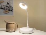 Mini lampe LED design flexible blanche USB, sur un bureau.