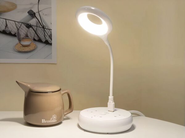 Mini lampe LED design flexible blanche USB, sur un bureau.