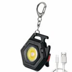 Mini lampe LED étanche pour porte clés, sur un fond blanc.