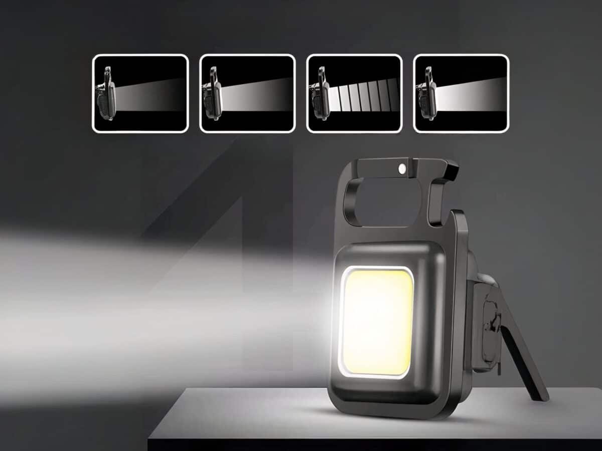 Mini lampe LED multifonctionnelle pour porte clés Mini lampe LED multifonctionnelle pour porte clés, sur un fond noir