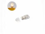 Mini lampe LED style veilleuse en forme de clé USB, sur un fond blanc.