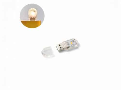 Mini lampe LED style veilleuse en forme de clé USB, sur un fond blanc.