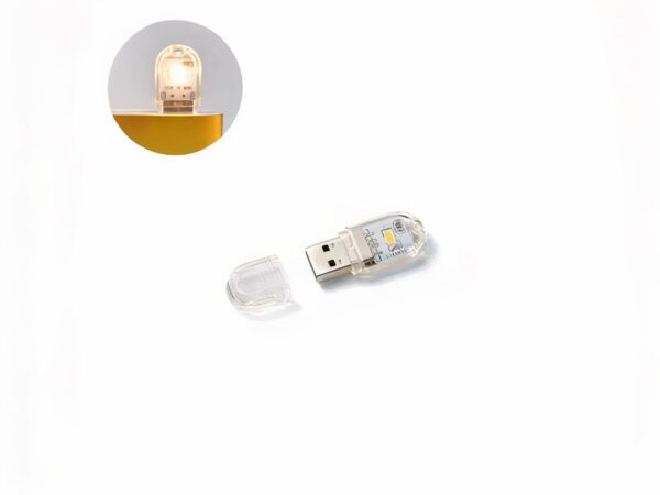 Mini lampe LED style veilleuse en forme de clé USB, sur un fond blanc.