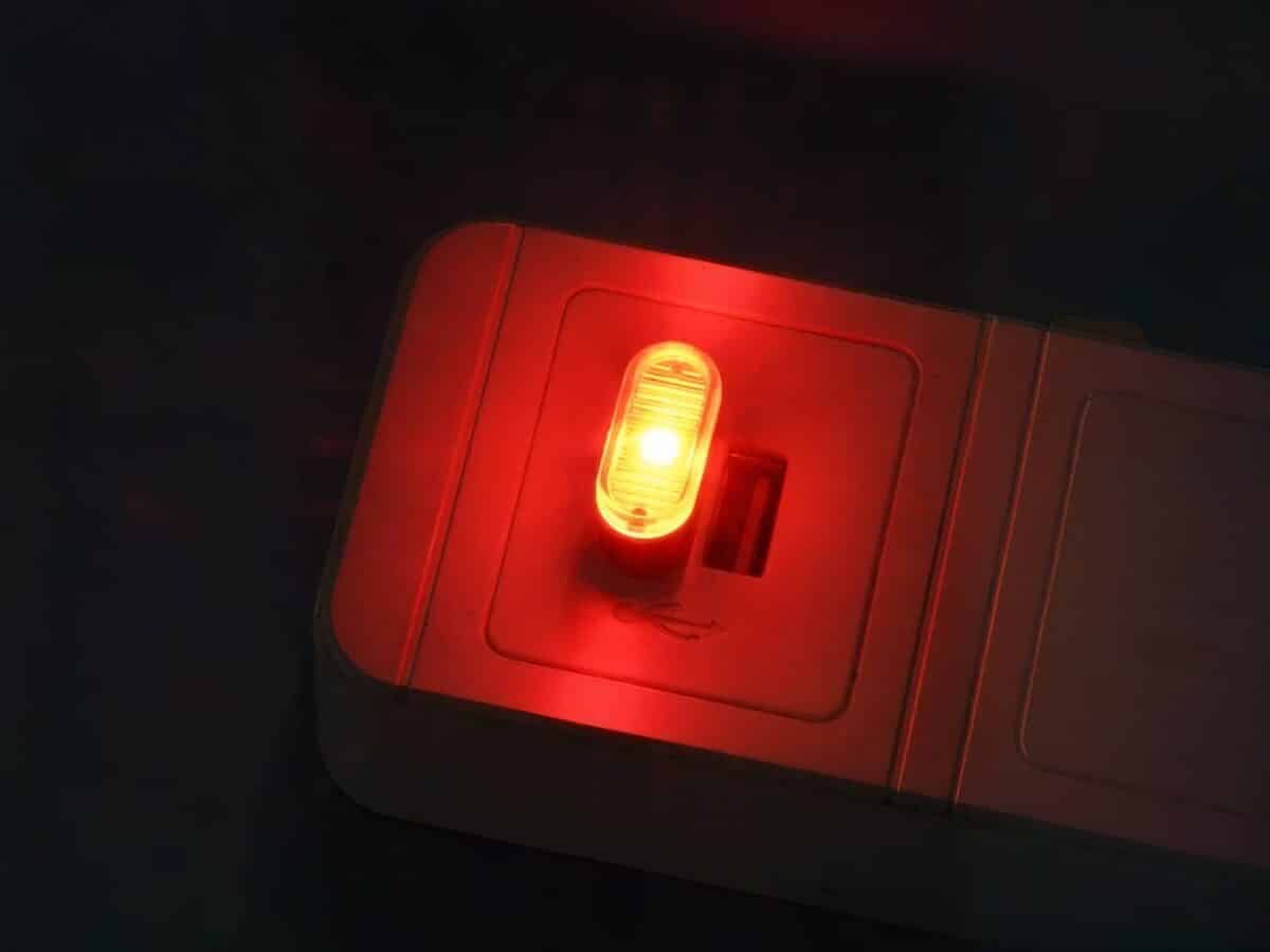 Mini lampe LED style veilleuse USB lumière rouge Mini lampe LED style veilleuse USB lumière rouge, sur un fond noir.