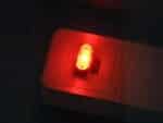 Mini lampe LED style veilleuse USB lumière rouge, sur un fond noir.