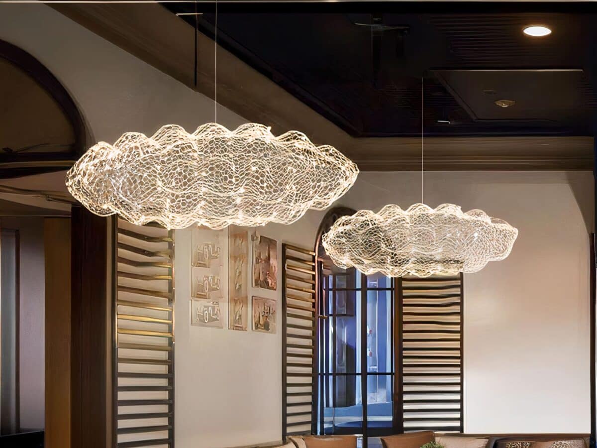 Plafond nuage LED métallique avec des minis Led réparties partout, suspendue dans une pièce. Il y en à deux.