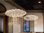 Plafond nuage LED métallique avec des minis Led réparties partout, suspendue dans une pièce. Il y en à deux.