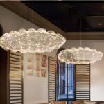 Lustre LED en forme de nuage métallique au design art moderne Plafond nuage LED métallique avec des minis Led réparties partout, suspendue dans une pièce. Il y en à deux.