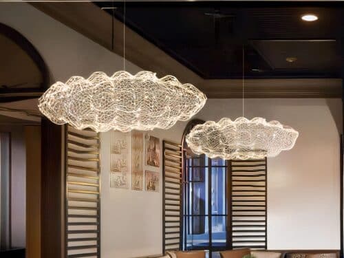 Plafond nuage LED métallique avec des minis Led réparties partout, suspendue dans une pièce. Il y en à deux.