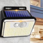 Projecteur extérieur LED avec détecteur de mouvement à lumière réglable Projecteur extérieur LED avec détecteur de mouvement à lumière réglable installé sur un mur