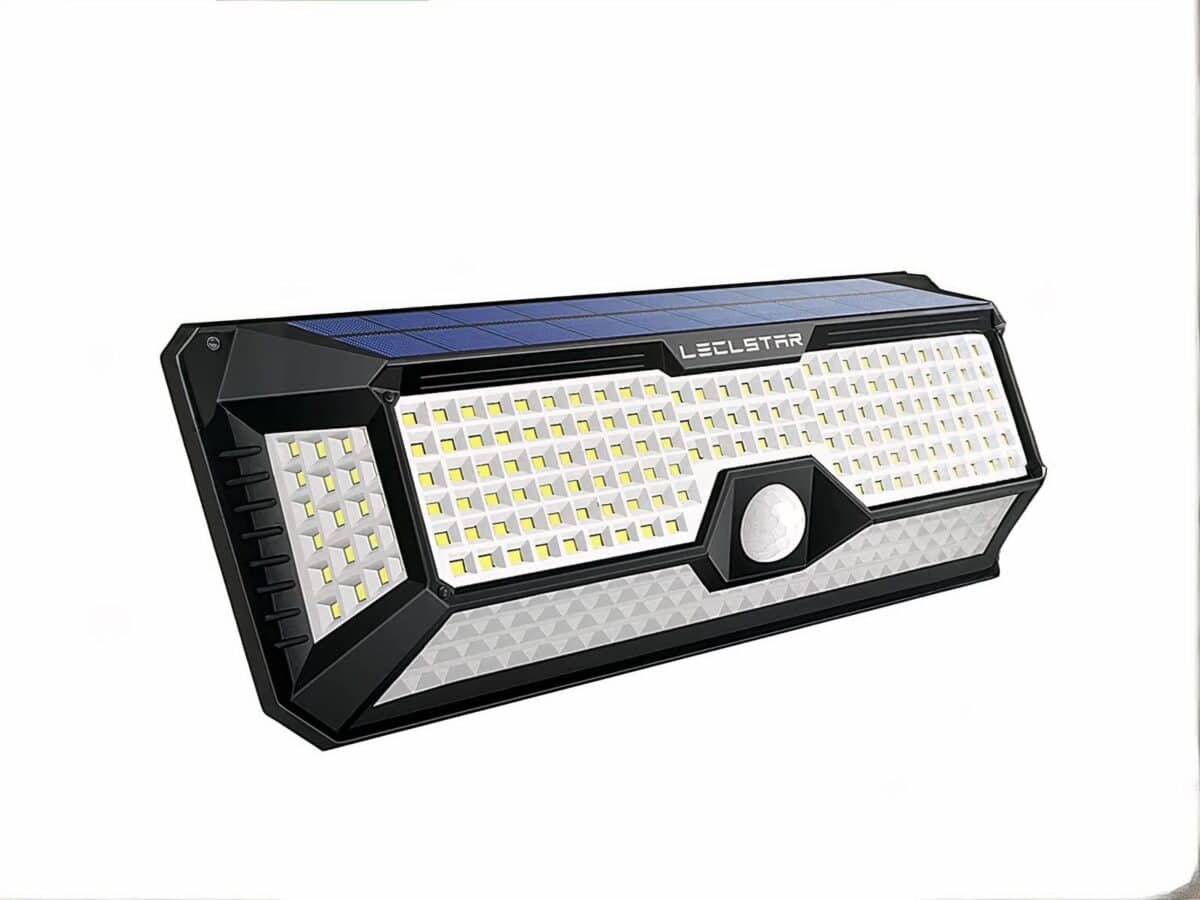 Projecteur extérieur LED avec détecteur de mouvement imperméable et pratique Projecteur extérieur LED avec détecteur de mouvement imperméable et pratique sur fond blanc