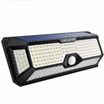 Projecteur extérieur LED avec détecteur de mouvement imperméable et pratique Projecteur extérieur LED avec détecteur de mouvement imperméable et pratique sur fond blanc