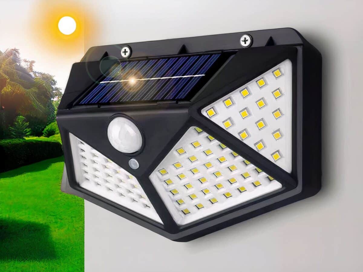 Projecteur extérieur LED avec détecteur étanche et puissant Projecteur extérieur LED avec détecteur étanche et puissant installé sur un mur