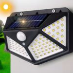 Projecteur extérieur LED avec détecteur étanche et puissant Projecteur extérieur LED avec détecteur étanche et puissant installé sur un mur