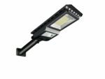 Projecteur extérieur LED puissant et étanche avec détecteur de mouvement sur fond blanc