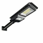 Projecteur extérieur LED puissant et étanche avec détecteur de mouvement sur fond blanc