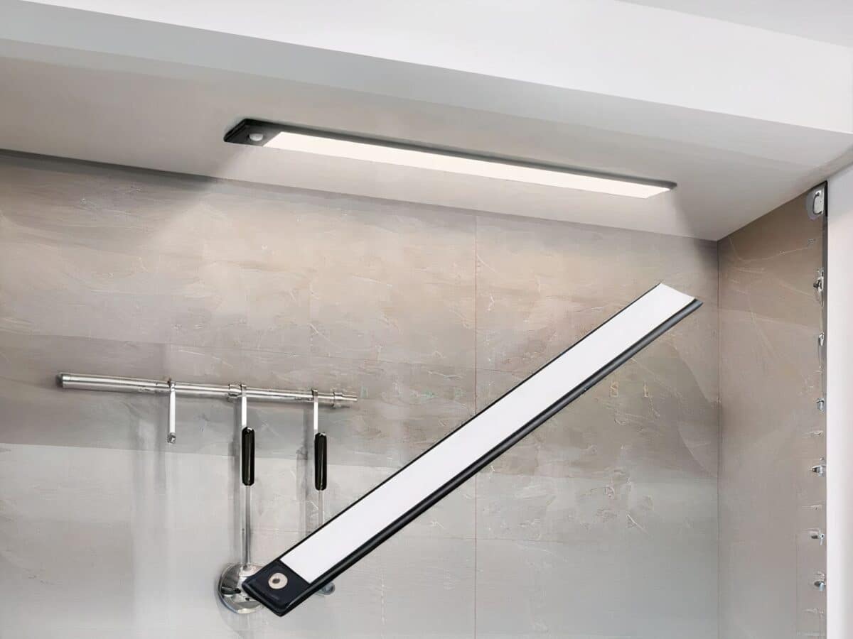 Réglette led cuisine noire sans fil détecteur de mouvement Réglette LED de cuisine noire sans fil, magnétique à détecteur de mouvement, installées sous un meuble haut de cuisine.