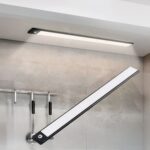 Réglette led cuisine noire sans fil détecteur de mouvement Réglette LED de cuisine noire sans fil, magnétique à détecteur de mouvement, installées sous un meuble haut de cuisine.